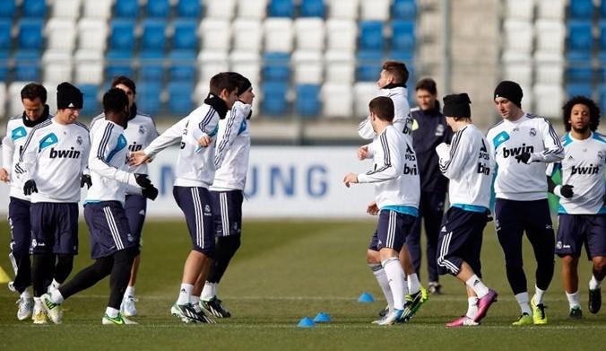 中场由德布 中场由德布